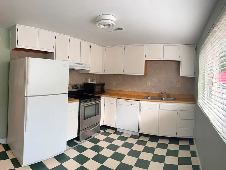 130 Robinson Aly #B — Photo 6