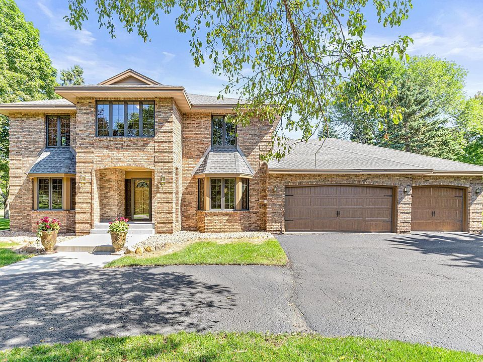 1st image of 10 Hill Farm Cir