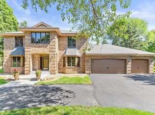 10 Hill Farm Cir, North Oaks, MN 55127