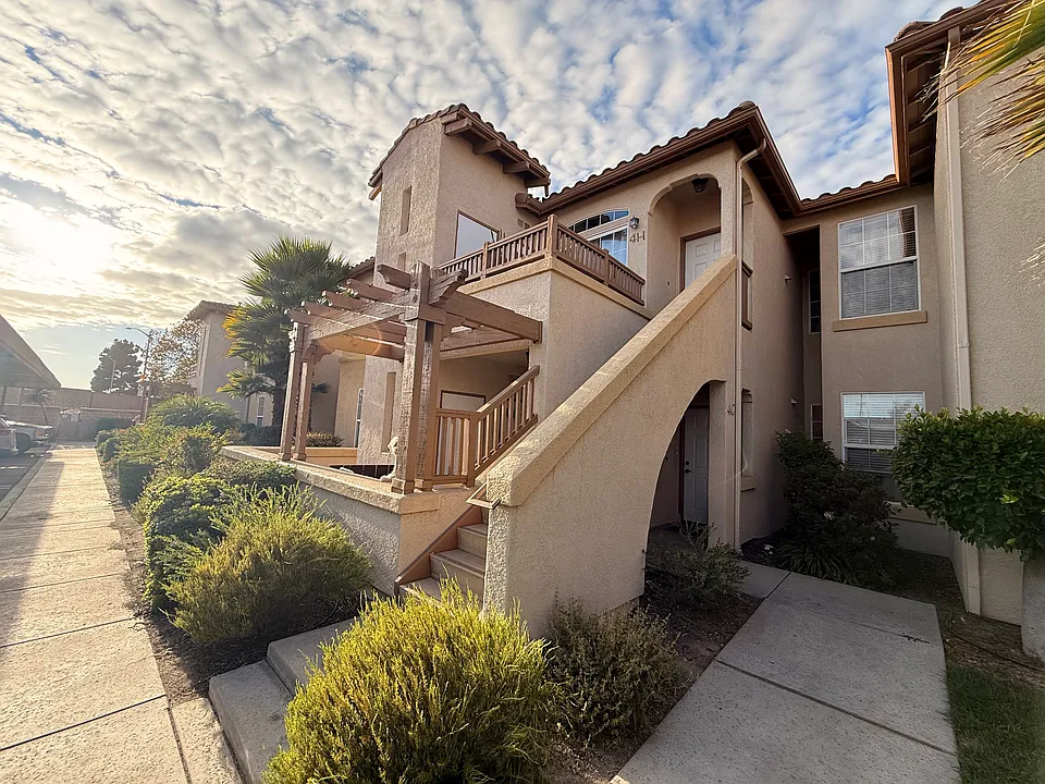 610 Sunrise Dr #4G
