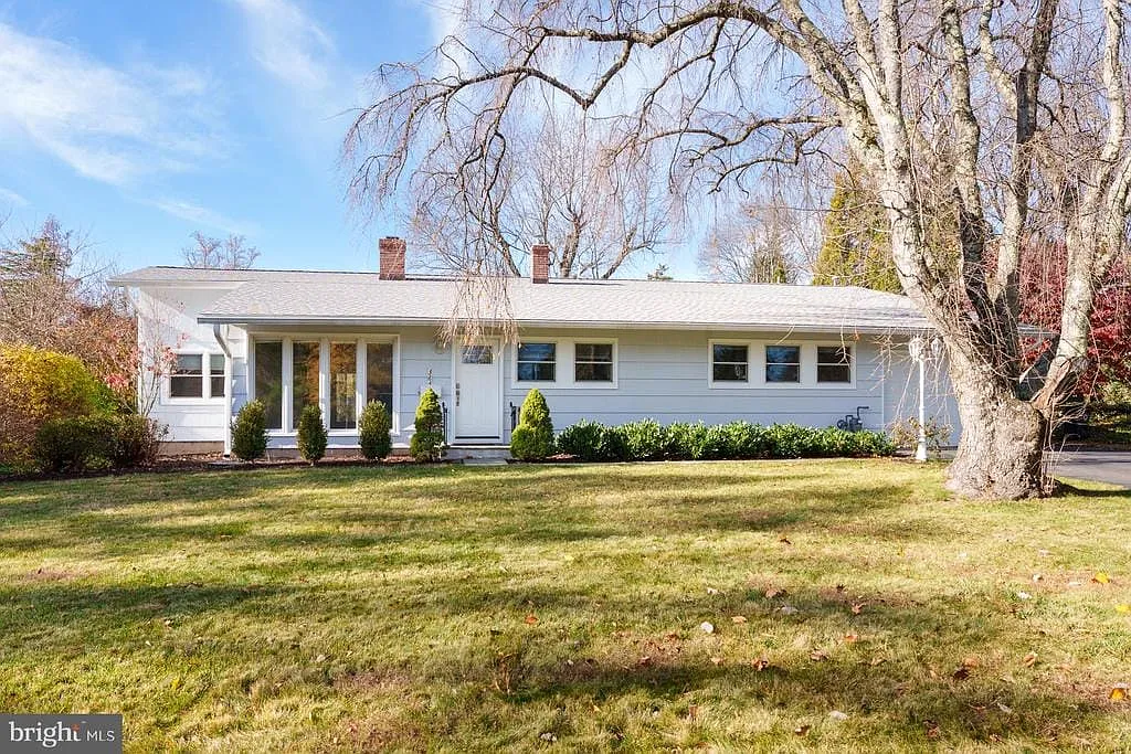 384 Walnut Ln photo 1