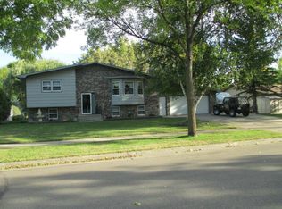 255 Northridge Hills Ct, Grand Forks, ND 58201