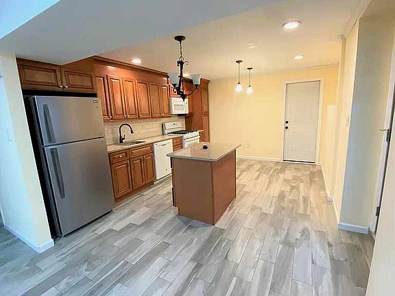 3rd image of 185 Woodvale Ave #2