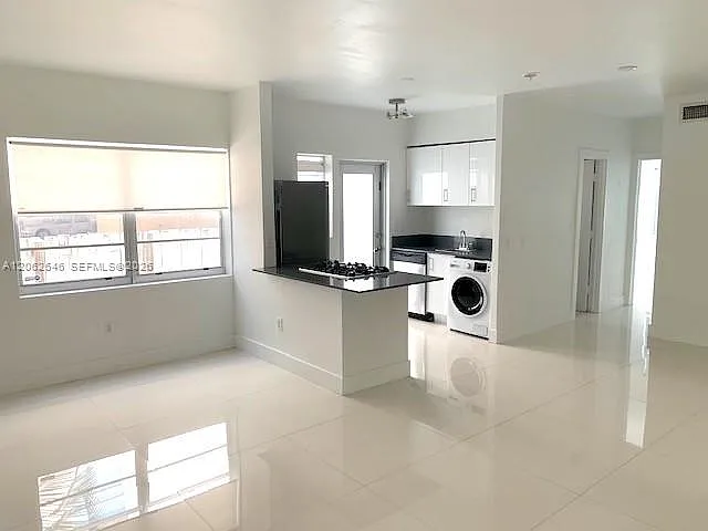 1604 Drexel Condo — Photo 1