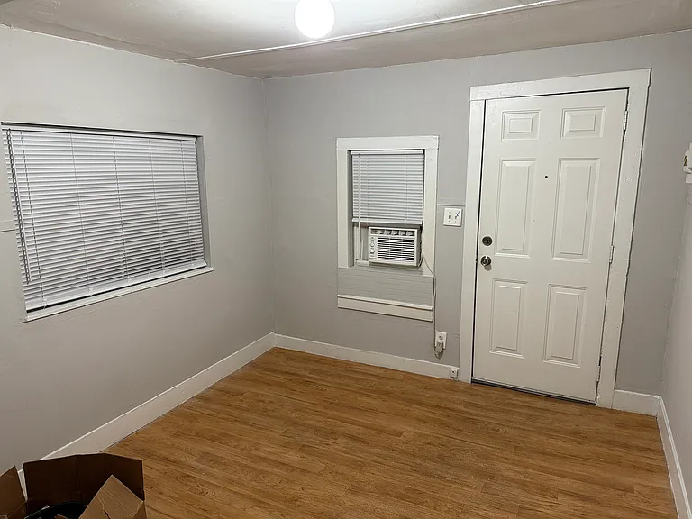 1004 Avenue E #1 — Photo 25