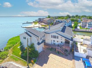 28 Harbor Pl, Massapequa, NY 11758