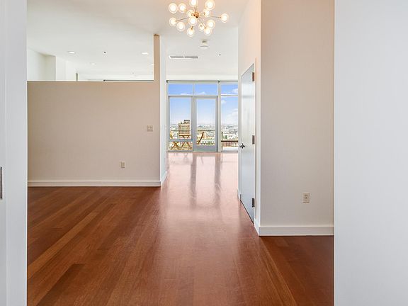 3rd image of 1100 S Hope St APT 1709