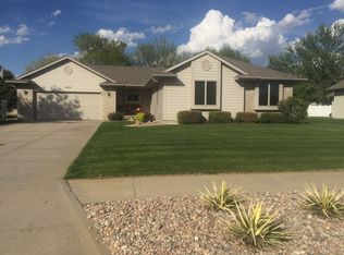 908 Briarwood Ave, Hastings, NE 68901