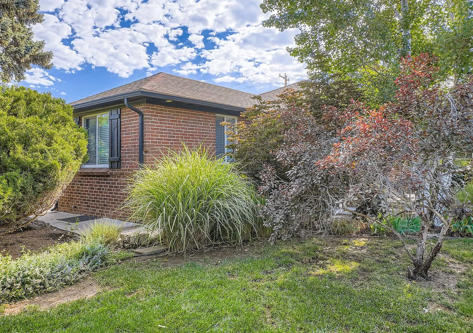 4 Bed, 2 Bath Duplex Bright, Stylish, Move-In Ready and Free to Apply! — Photo 1