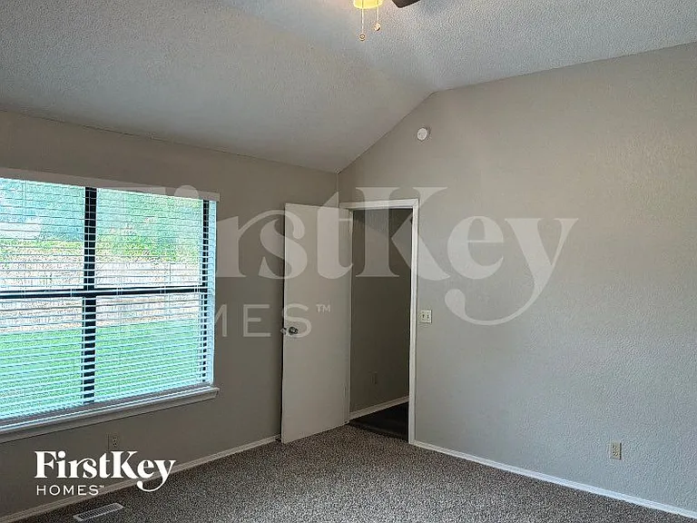 1008 Sennybridge Dr — Photo 12
