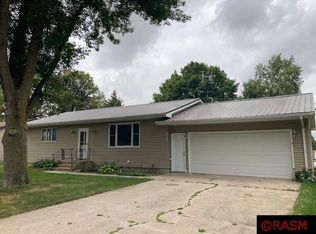 212 Viking Ave, Hanska, MN 56041