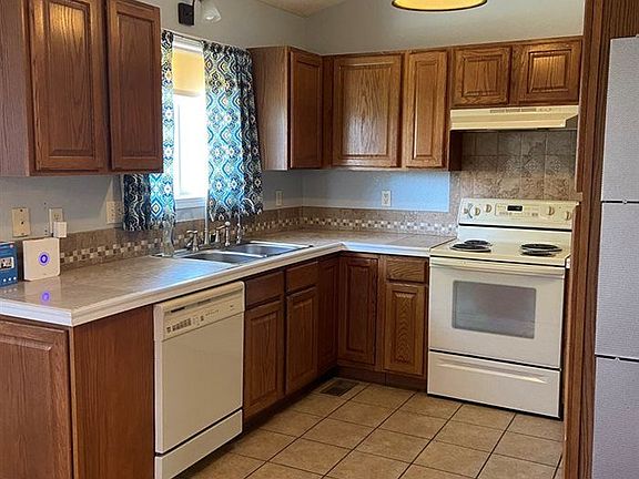 5th image of 512 E Showalter St