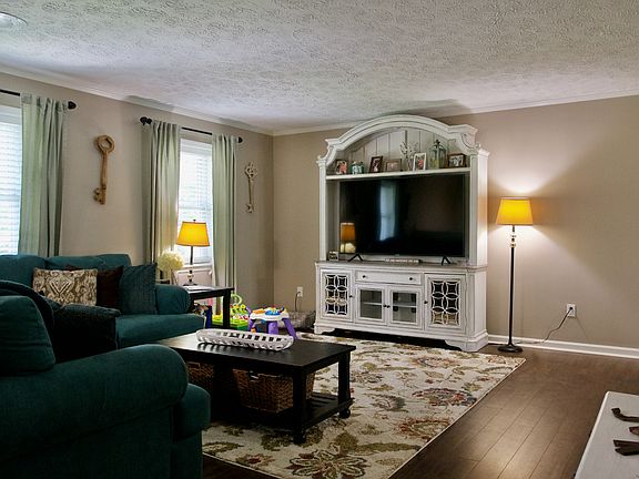 3rd image of 2730 New London Dr