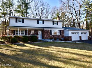 4 Pine Crst, Ballston Lake, NY 12019