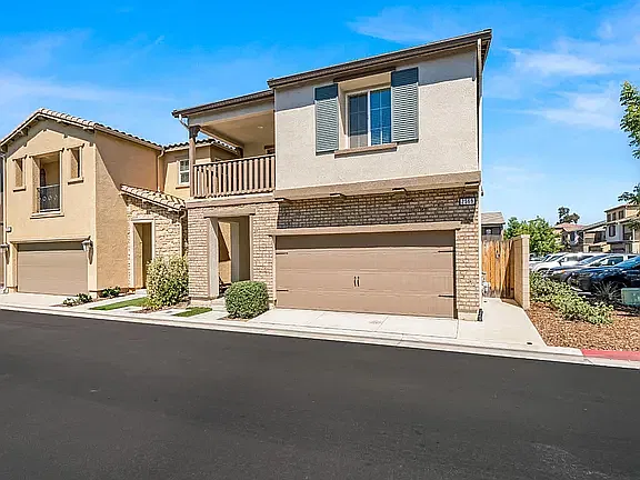 3 bed, 2.5 bath, 1579 sqft, $2,300 — Photo 2