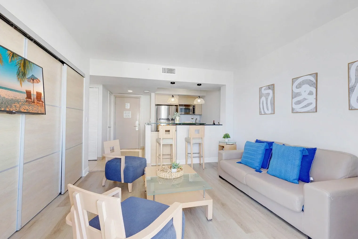 1 bed, 1.0 bath, 678 sqft, $3,874 — Photo 2
