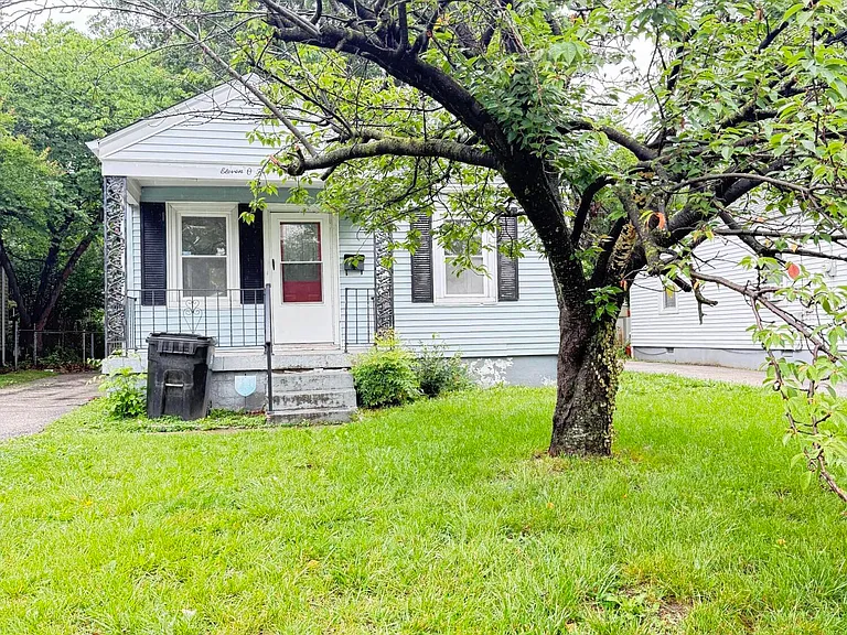1105 Beecher St — Photo 2