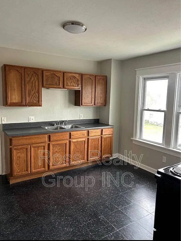 3 bed, 1.0 bath, 925 sqft, $875 — Photo 1