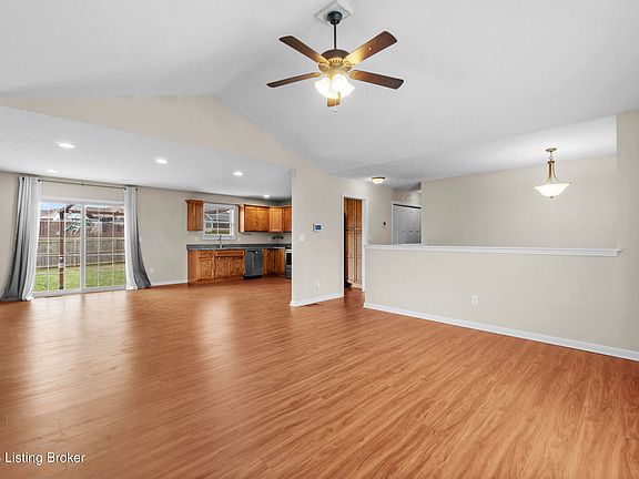 3rd image of 127 Sawgrass Ave