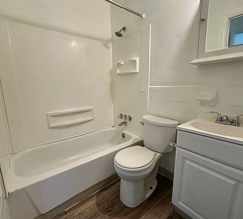 2nd image of 4046 Crest Dr