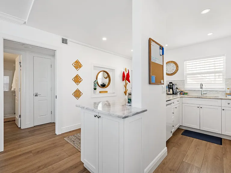 404 Broad Ave S — Photo 8