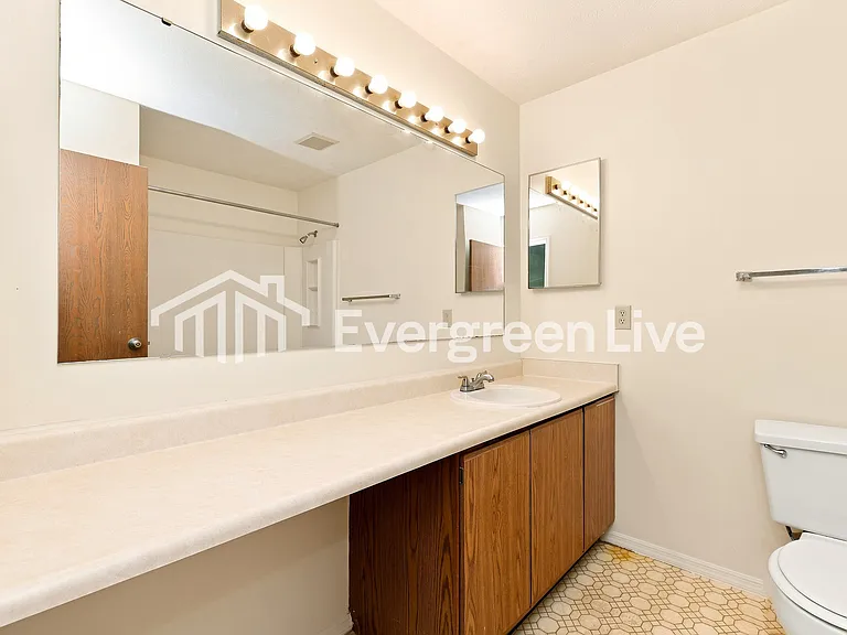 2433 Cross Village Dr — Photo 7