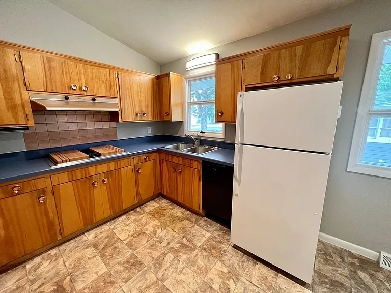 2539 Howard Ave — Photo 6