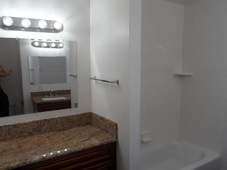 344 N Shattuck Pl — Photo 19