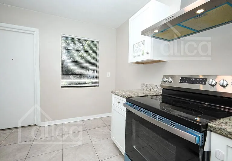 3810 Thompson St — Photo 6