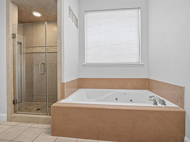 10310 Chevy Chase Dr — Photo 27
