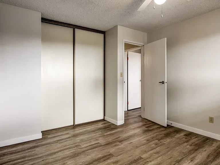640 Robert St E — Photo 18