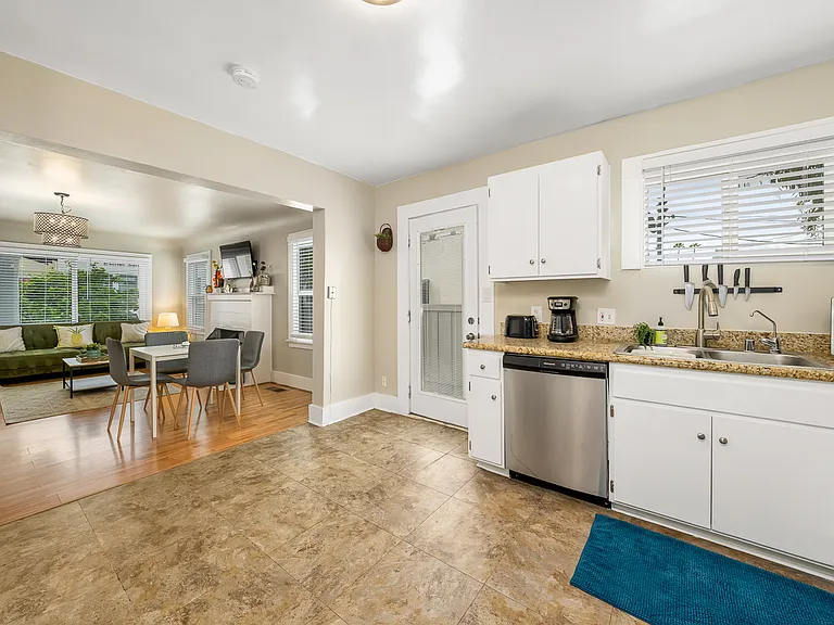 2631 Collier Ave — Photo 9