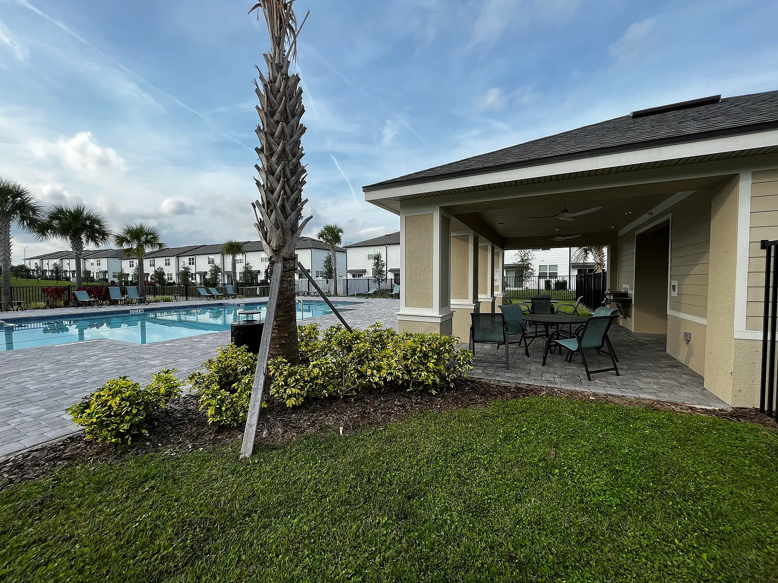 3 bed, 2.5 bath, 1420 sqft, $1,850 — Photo 4