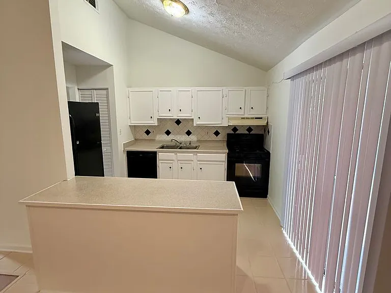 655 Post Oak Rd — Photo 6
