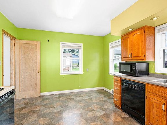 4th image of 502 N 41st Ave W