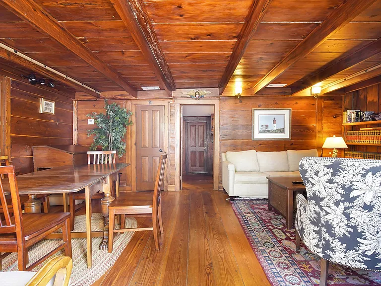 519 E York St — Photo 6