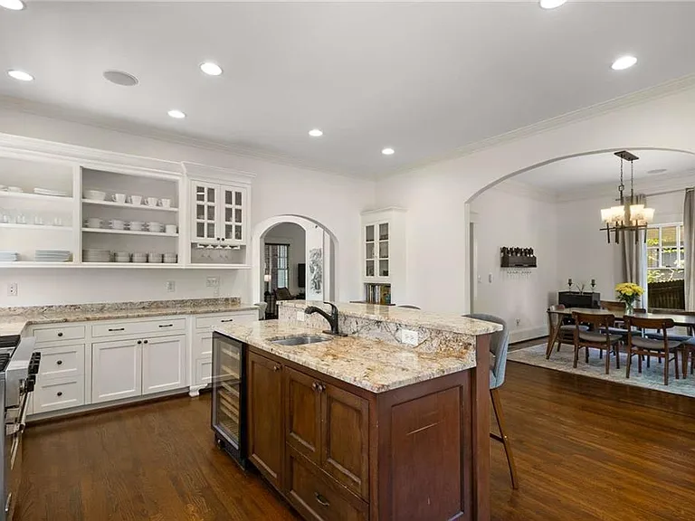 648 Cresthill Ave NE — Photo 3