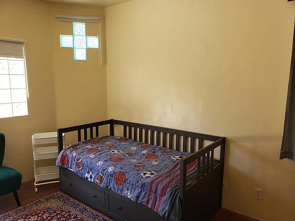 3rd image of 1352 E Mariposa Ave