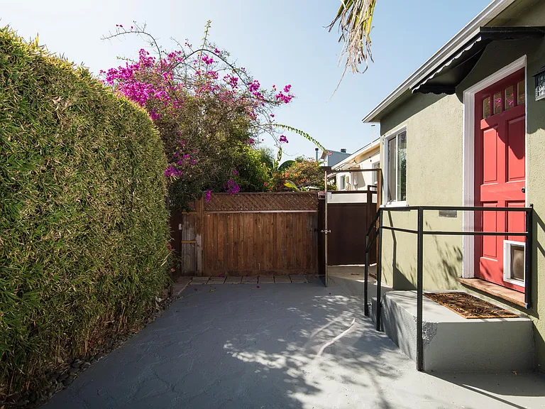 Rose Ave — Photo 15