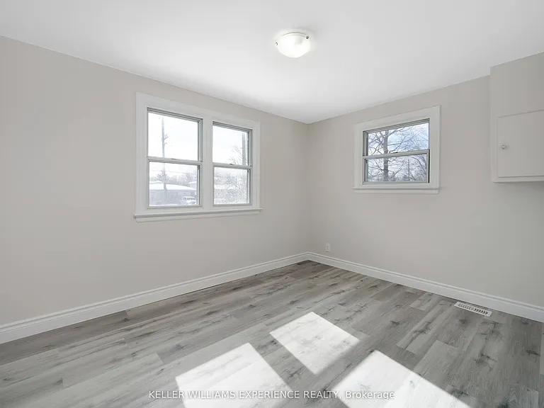 52 Cundles Rd E #UPPER — Photo 10
