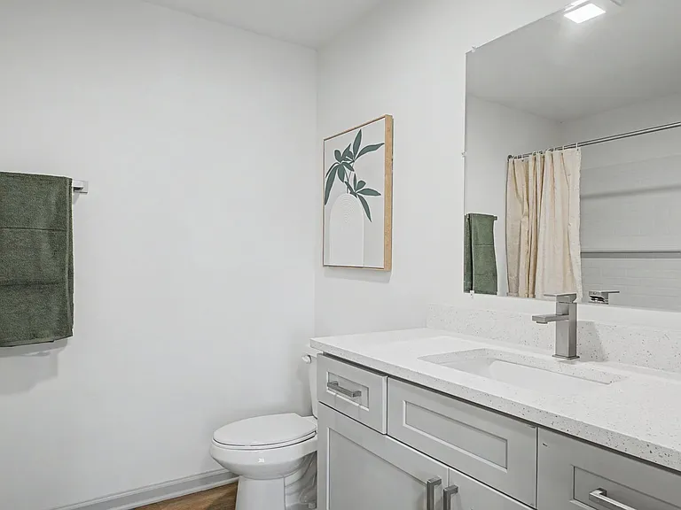 1128 W College St — Photo 17