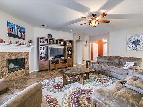 3rd image of 3823 Laurel Crossing Dr