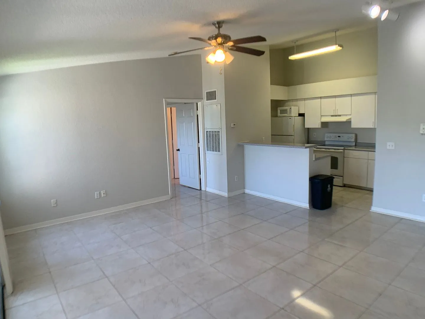 Beautiful 2/2 in an amazing secure community. Half off second month rent — Photo 3