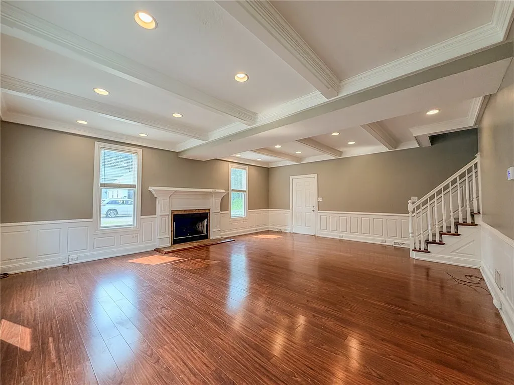 3 bed, 3.0 bath, 1932 sqft, $2,600 — Photo 2