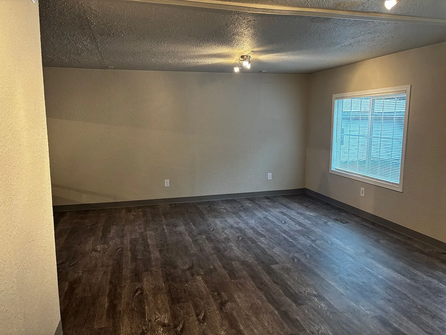 2bed 2bath Remodeled Unit in Kent — Photo 2