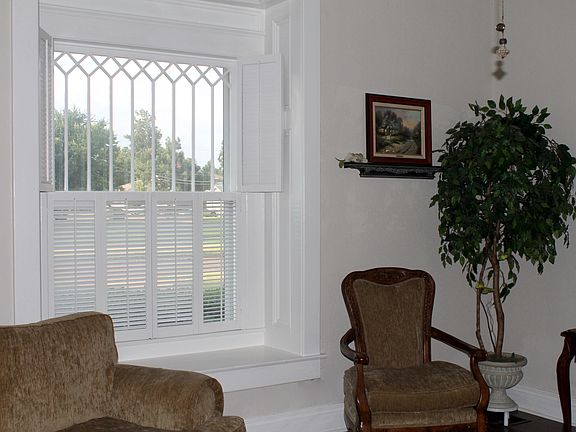 Window seat in living room 