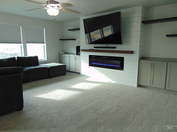 4th image of 16915 Chambers Way