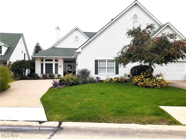 8 Golf View Ln, North Olmsted, OH 44070