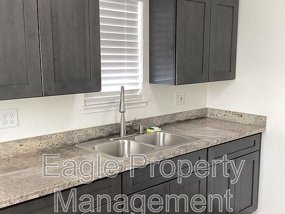 3rd image of 2412 Yreka Ave APT A
