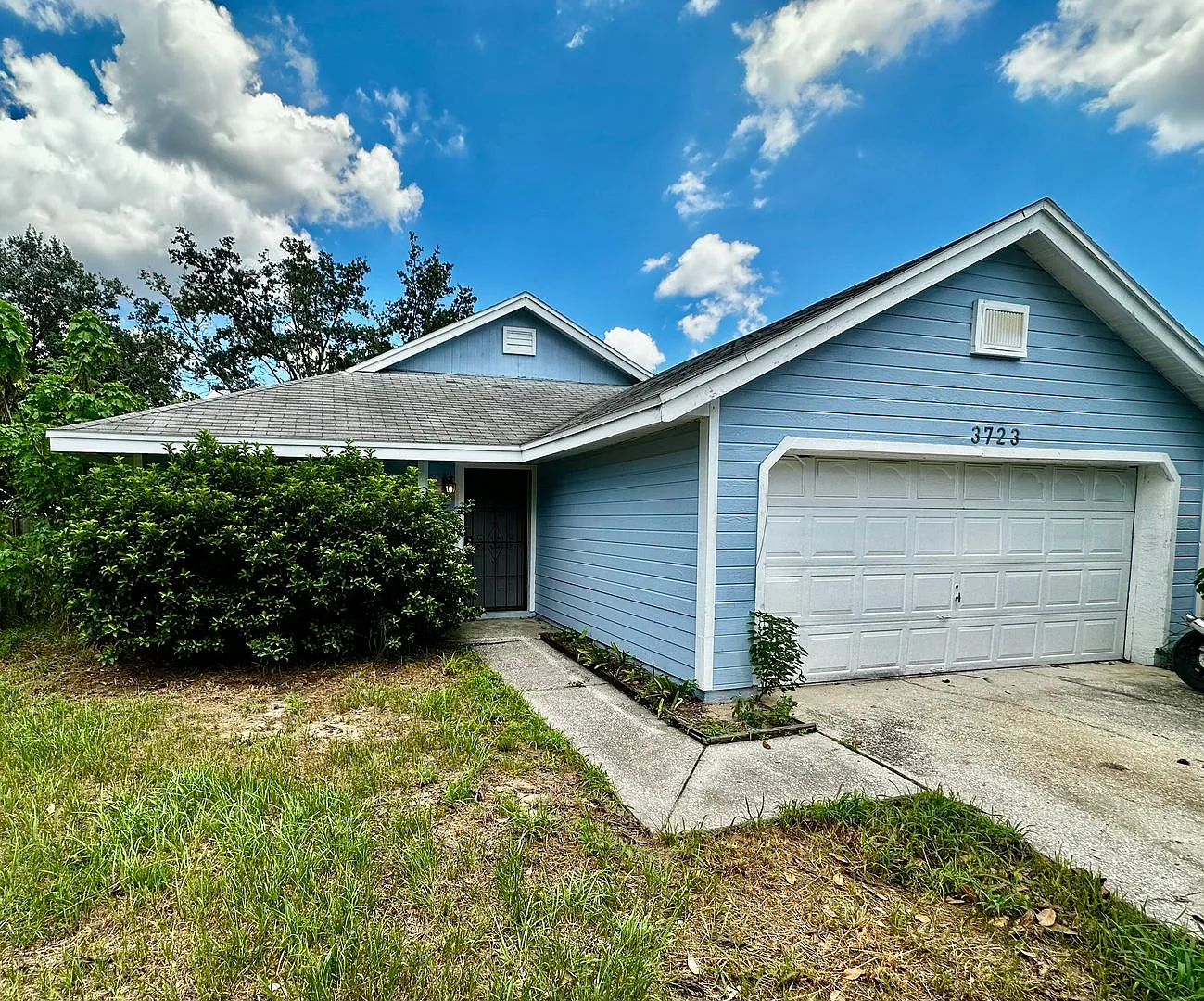 3/2 Single Family Home with EXTRA Large Backyard — Photo 2